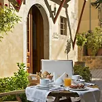 Ionas Boutique La Canea